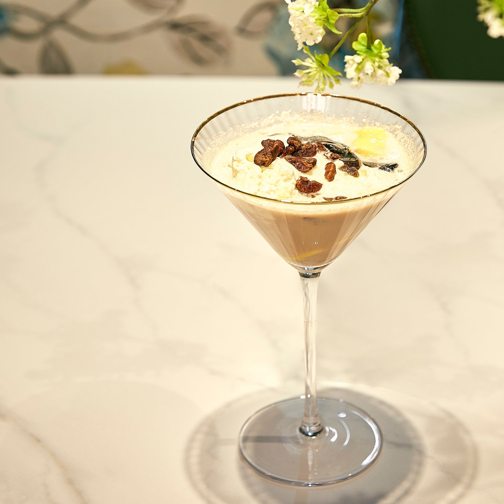 The Wine Savant Gold Rim Glasses 10 oz, Set of 4 Gold Rim Classic Manhattan Glasses For Martini, Cocktails, Champagne, Water & Wine - Classic Coupes Gilded Rimed, Crystal with Stems, Coupe-2